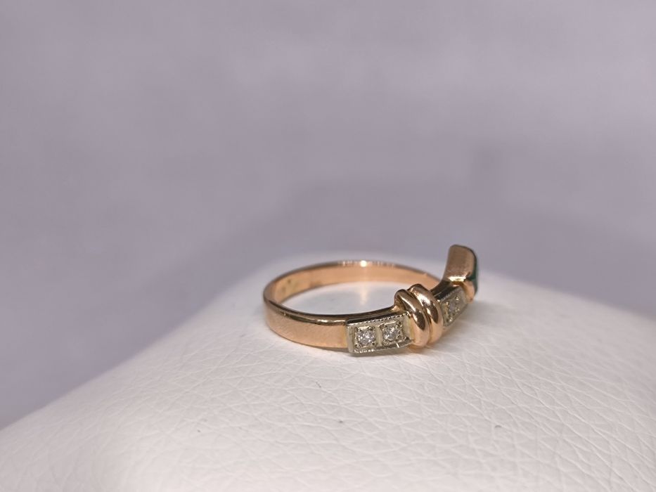 Кольцо золотое с изумрудом и бриллиантами. 2.49