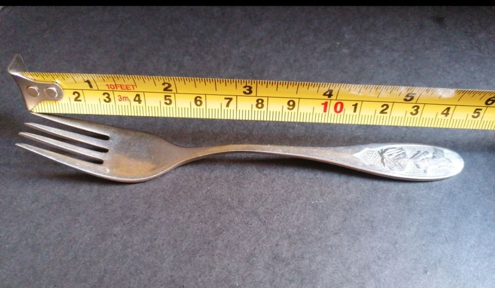 2 talheres infantis, em inox

Medem cerca de 14,80 cm.