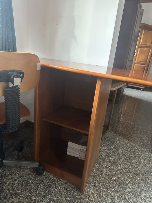 Secretaria com cadeira incluida