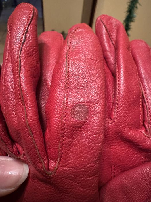 Rękawiczki czerwone skórzane i różowe delikatne materiałowe
