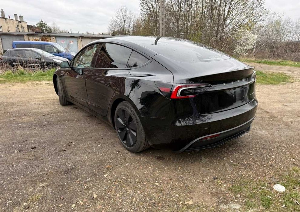 Tesla Model 3 2024 року