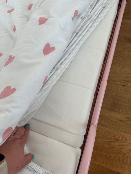 Cama ikea rosa com colchão