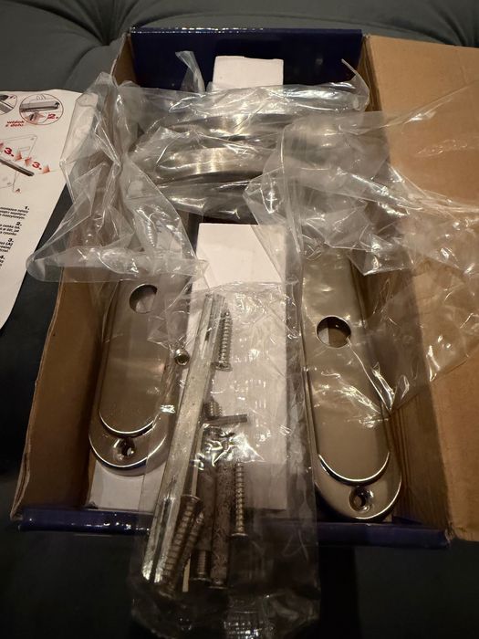 Domino klamka drzwiowa na długim szyldzie nikiel