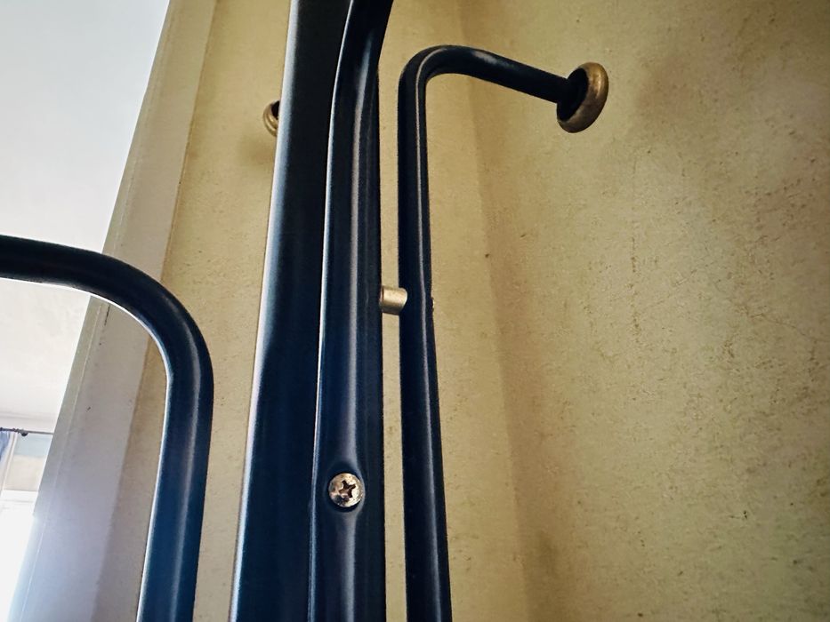 Cabide para casacos de metal com base em mármore