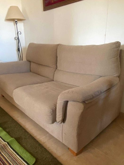 Sofa semi novo de 2-3 lugares Beje