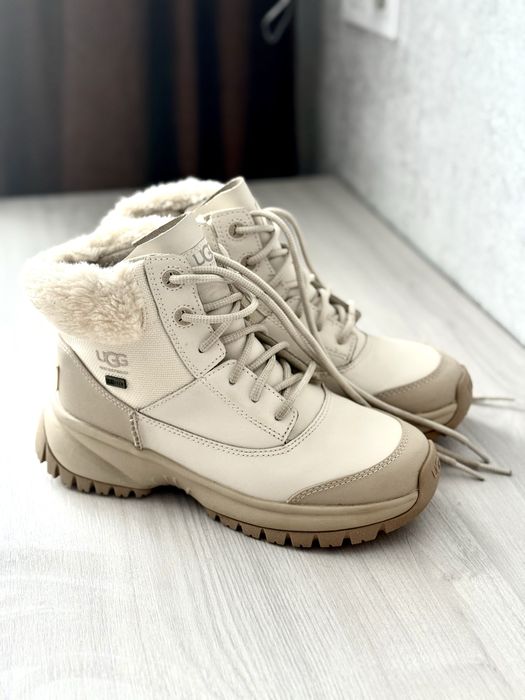 Продам черевики UGG W Yose Fluff V2. Оригінал. Вживані.