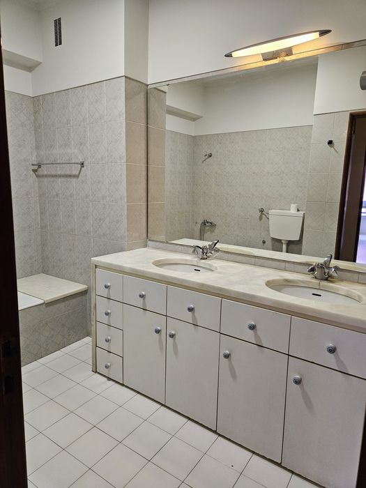 Fantástico T2 com dois wcs para arrendar no centro do Lumiar