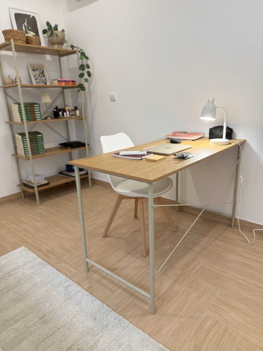 Mesa, estante e cadeira de escritorio