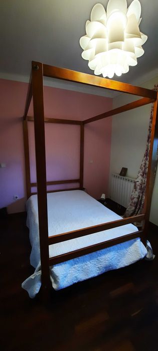 Cama de madeira com dossel