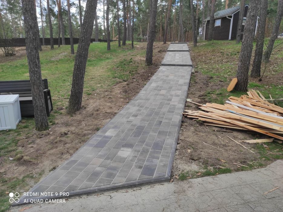 Укладання тротуарної плитки.
