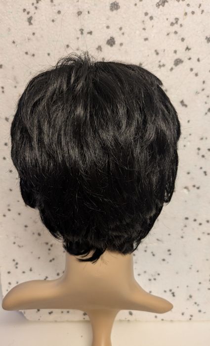 Peruka Krótkie włosy – fryzura bob/pixie, elegancka, ładnie ułożona.