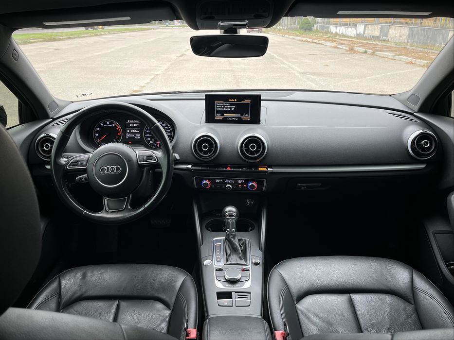 Машина Audi  A3 2016