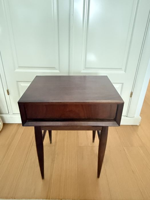 Mesa de cabeceira mid-century olaio