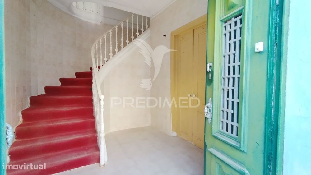 Andar de Moradia & Sotao T2+2   com 234 m² para Recuperar na Baixa...