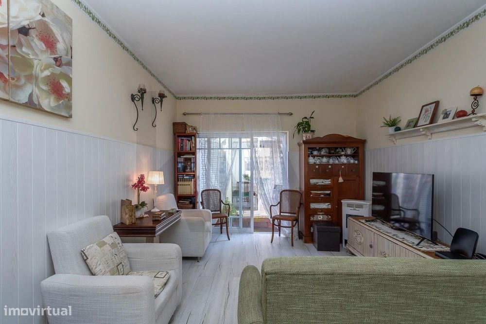 Moradia com 3 pisos, espaço exterior e grande potencial no centro da c