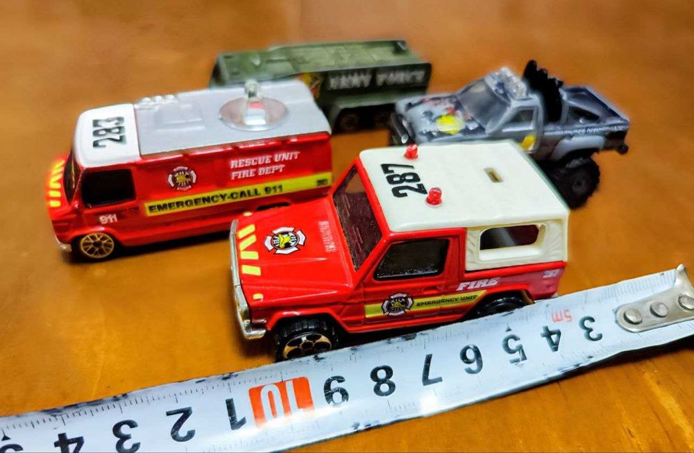 Модельки машинки игрушечные.
