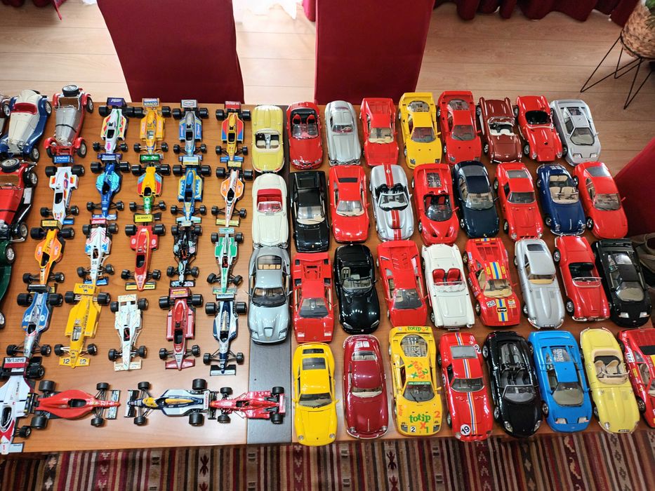 78 carros. Fantástica coleção Burago “Made in Italy” 1/18 ou 1:80