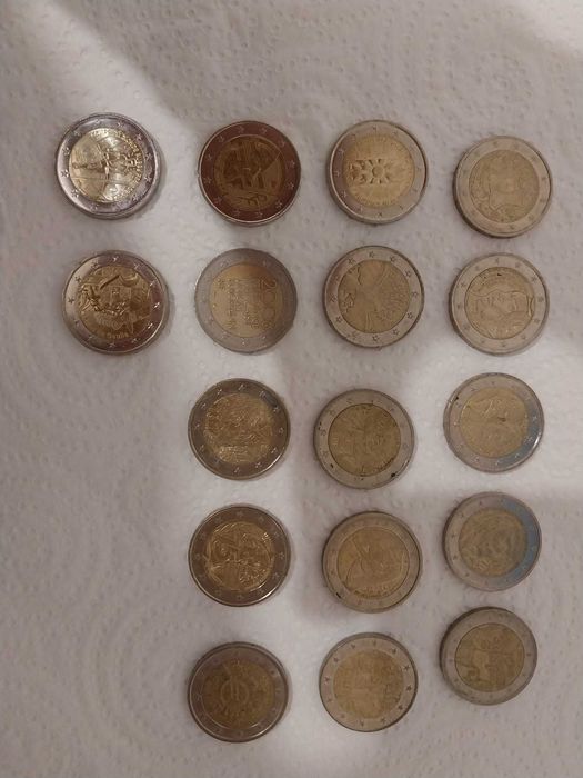 Moedas comemorativas e correntes circuladas