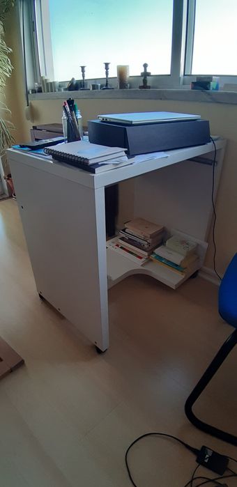 Secretária com 4 rodas.