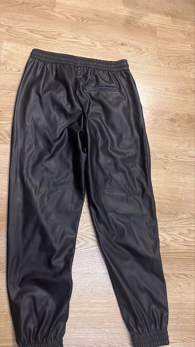 Чорні шкіряні джогери ZARA