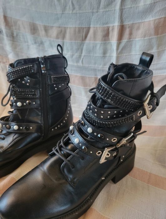 Botas pretas tamanho 39