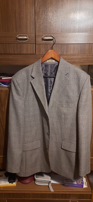 Більша валіза, куртка, костюм