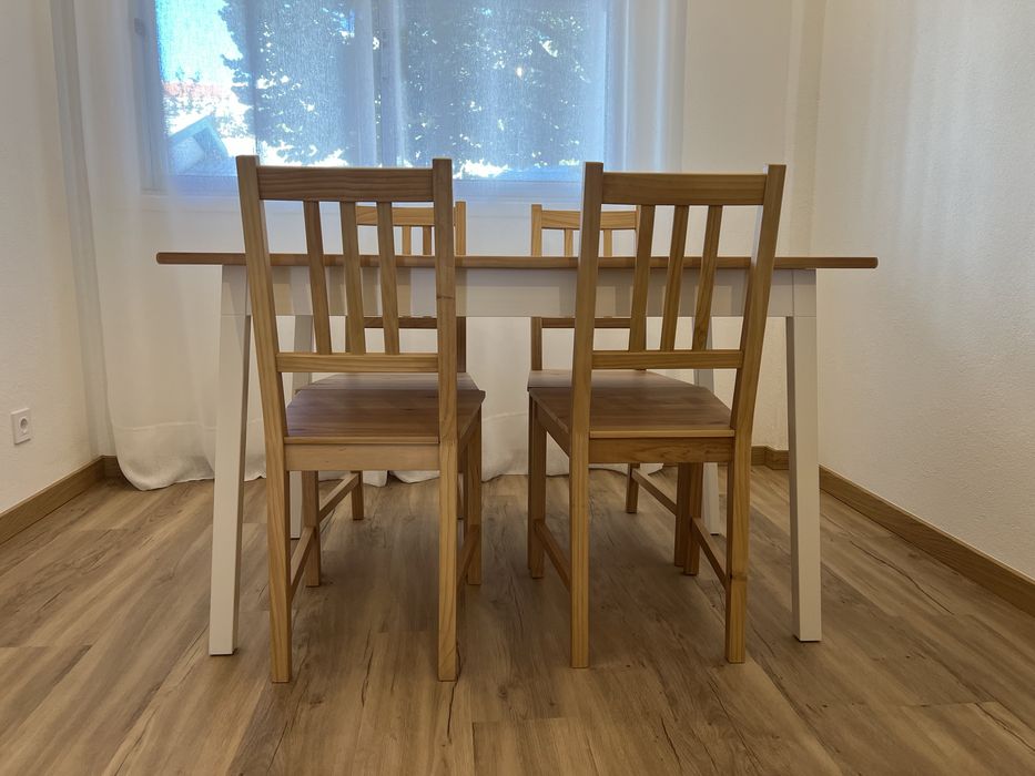 Mesa de Jantar c/ 4 Cadeiras (PINNTORP, Ikea)