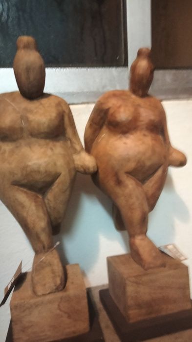Duas mulheres em madeira maciça