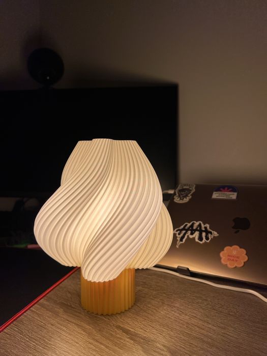 Настільна лампа з регулюванням яскравості