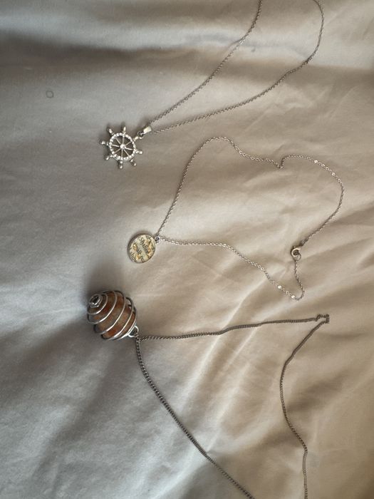 Variedade de colares lindos e unicos