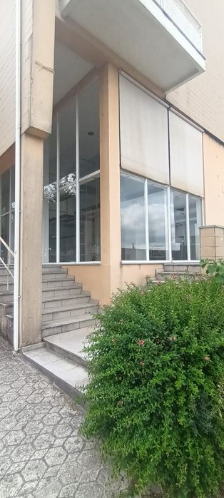 160 m² Commercial Space with Panoramic Shopfront in the City Center