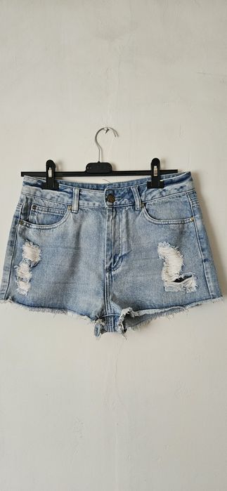 Świetne szorty jeans z dziurami, nogawki poszarpane  w stanie idealnym, modne, wakacyjne w rozmiarze M/L Denim