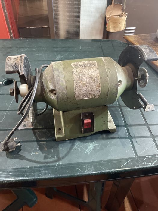 Esmeril em funcionamento