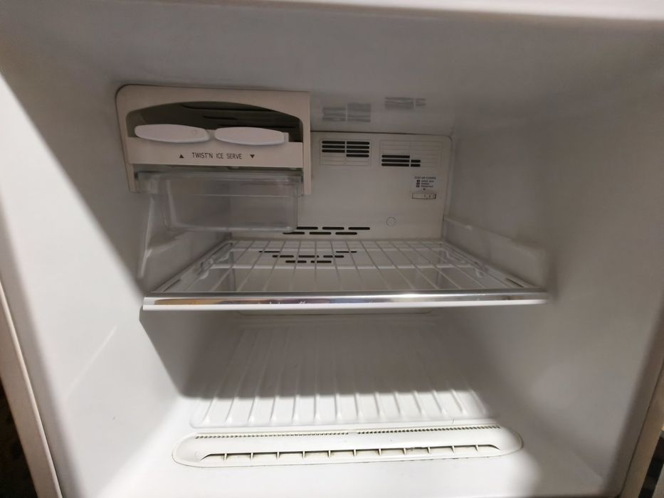 Холодильник б.у лджі двох камерний.