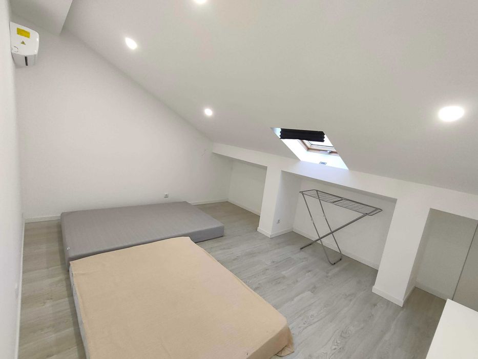 T2 remodelado com aproveitamento de sótão no centro de Almada