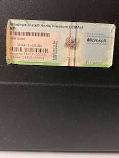 Komputer z klawiaturą i monitorem