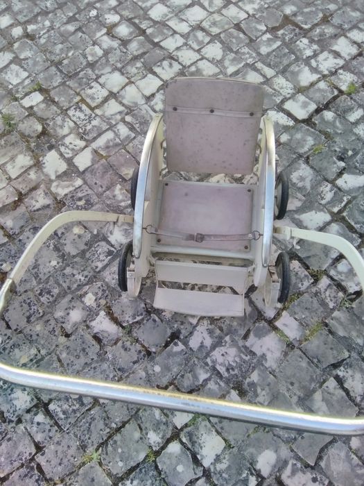 Carro de bebê antigo