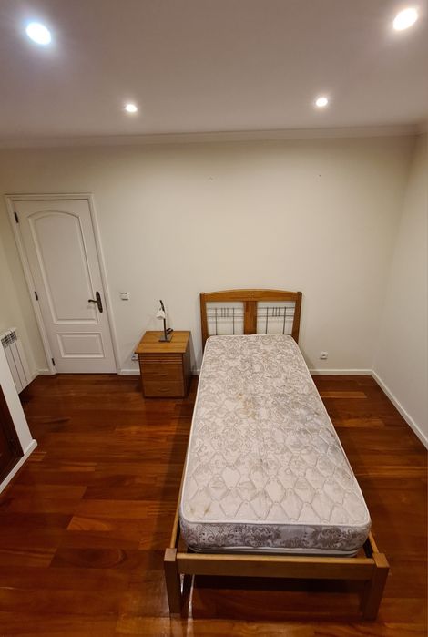 Cama de solteiro e mesinha de cabeceira
