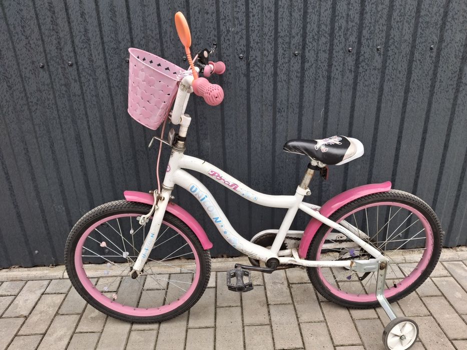 Велосипед для дівчинки.На ходу.