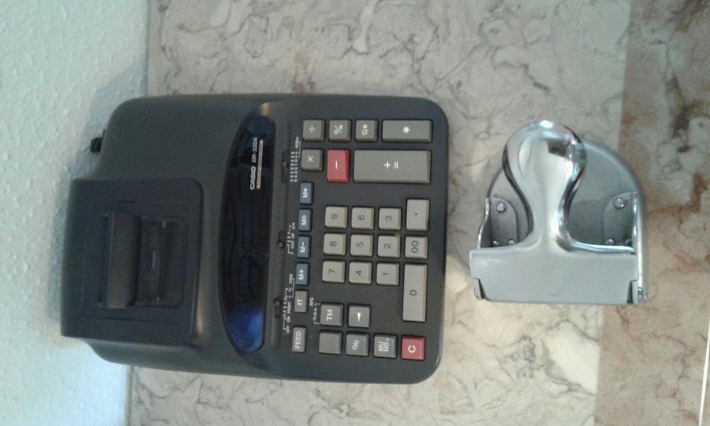 Calculadora de secretaria e furador em inox