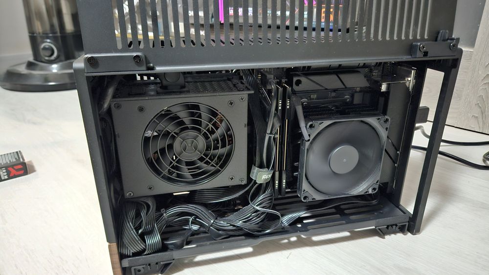 Komputer gamingowy ryzen 7 7700, rx 9060xt 16gb, 32gb ddr5,  fractal