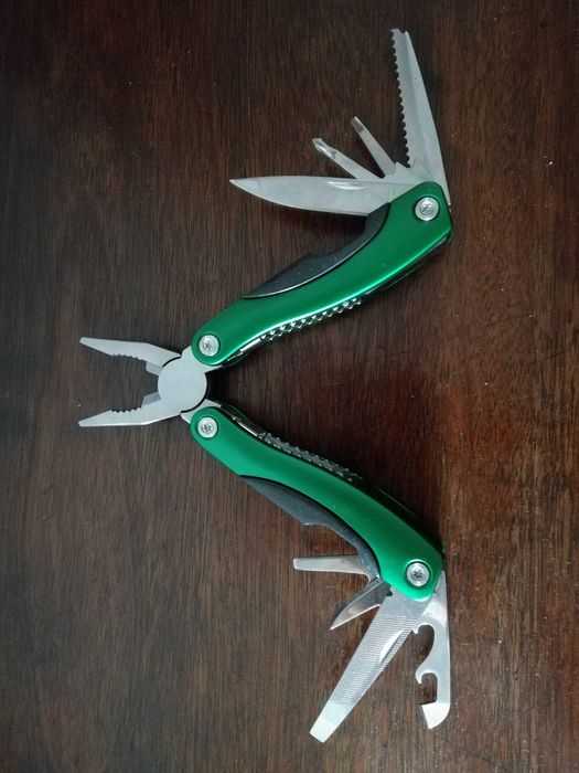 Alicate Multifunções + Lanterna