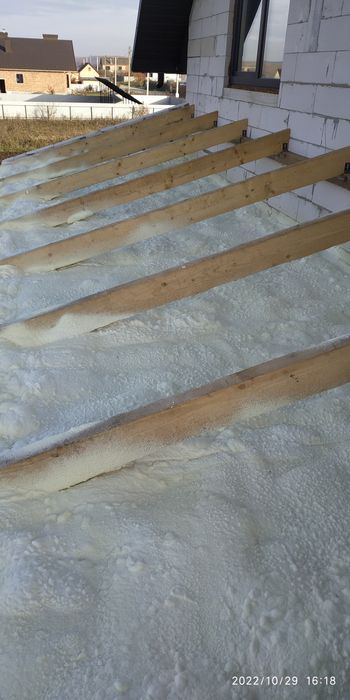 Утеплення піною пінополіуретаном мансарди даху перекритя ППУ