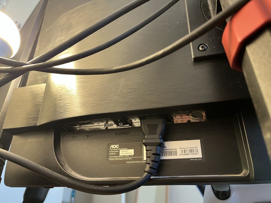 monitor AOC (1 ms / 144hz)