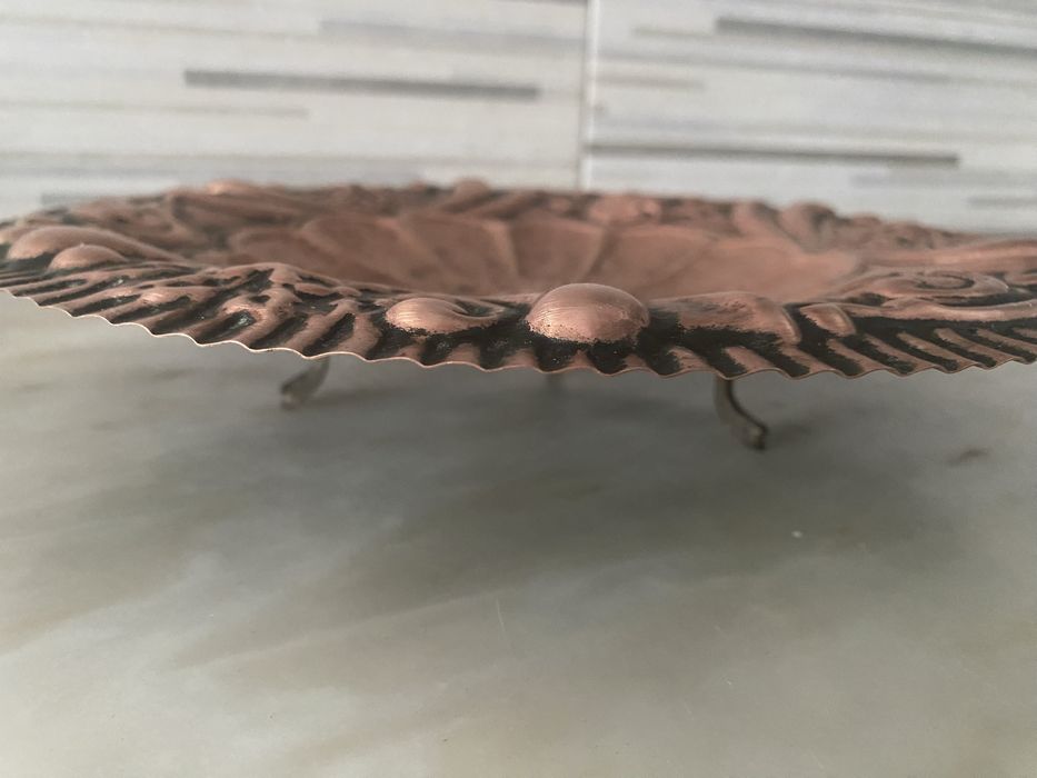 Prato fruteiro de cobre com 3 pés