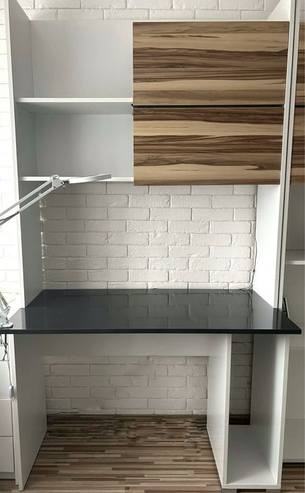 Biurko z szafką zamontowany led