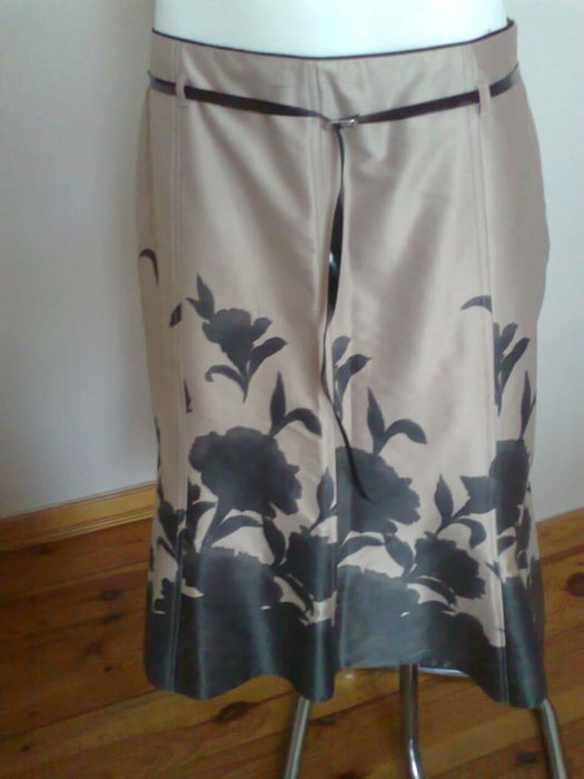 Spódniczka atłasowa beżowa w szaro-brązowe kwiaty M/L