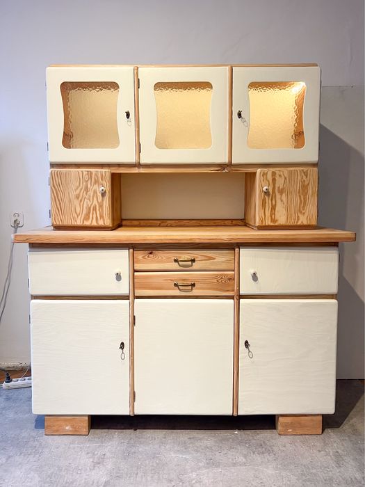 Kredens PRL po renowacji