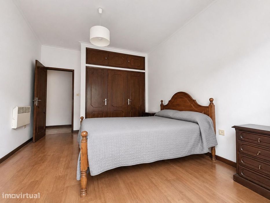 Apartamento T4 para arrendamento, situado na Rua Cândido de Oliveira