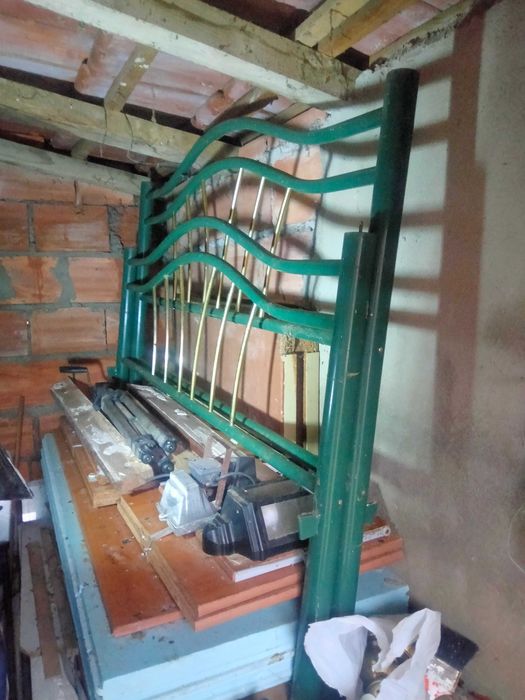 Tenho uma Cama de casal medidas 2.mtrs comprido por 1.50.mtrs largo.